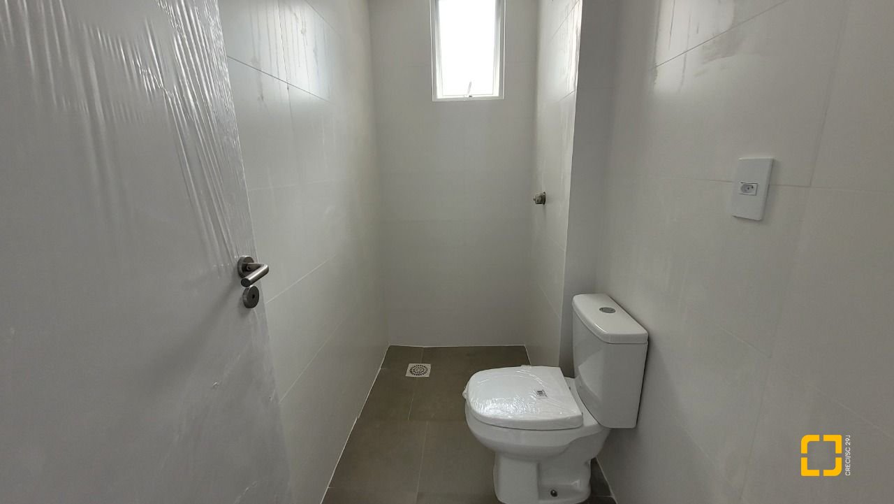 Apartamento com 67m², 2 quartos (sendo 1 suíte), 1 garagem, no bairro Ipiranga em São José