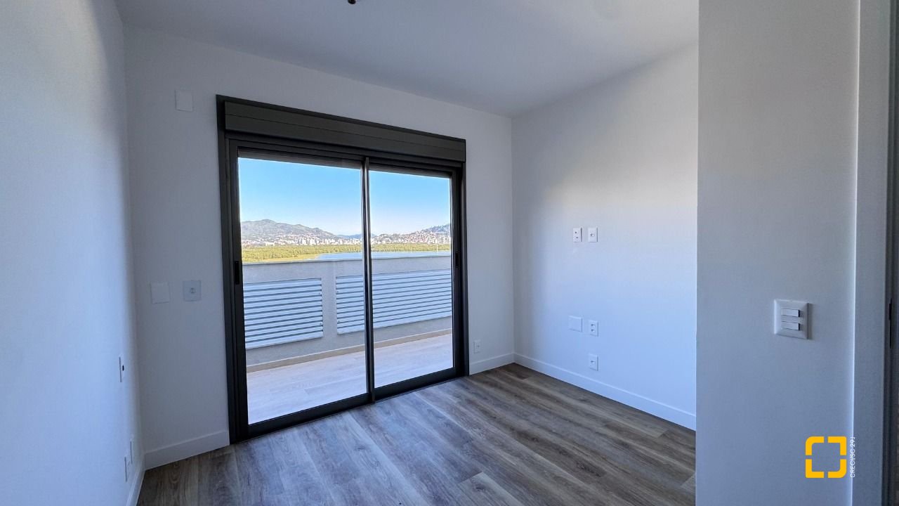 Apartamento com 102m², 4 quartos (sendo 2 suítes), 2 garagens, no bairro João Paulo em Florianópolis