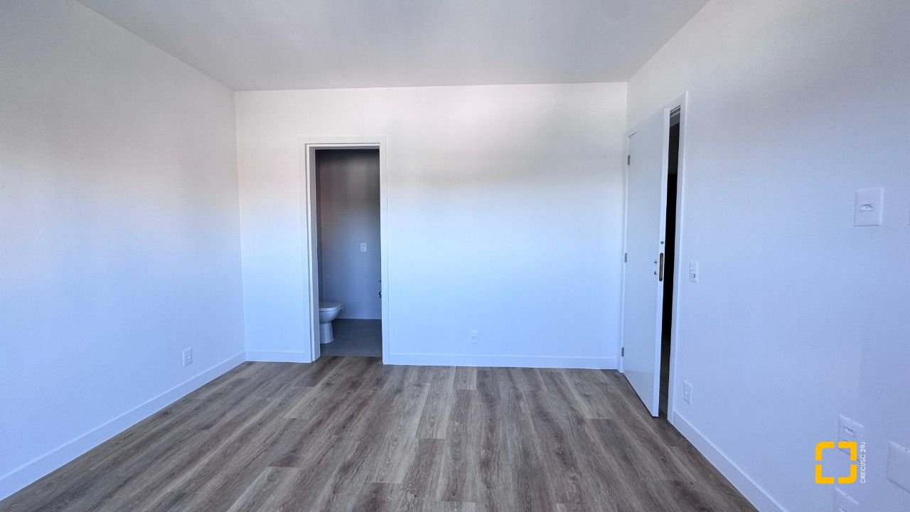 Apartamento com 102m², 4 quartos (sendo 2 suítes), 2 garagens, no bairro João Paulo em Florianópolis