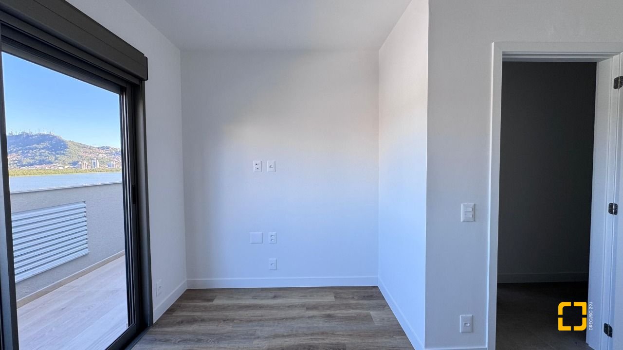 Apartamento com 102m², 4 quartos (sendo 2 suítes), 2 garagens, no bairro João Paulo em Florianópolis