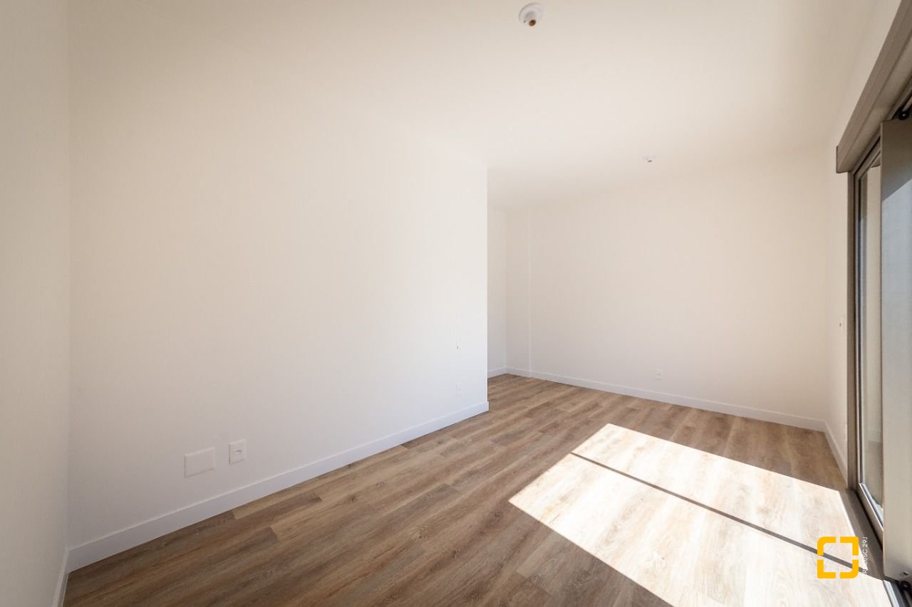 Apartamento com 96m², 4 quartos (sendo 2 suítes), 2 garagens, no bairro João Paulo em Florianópolis