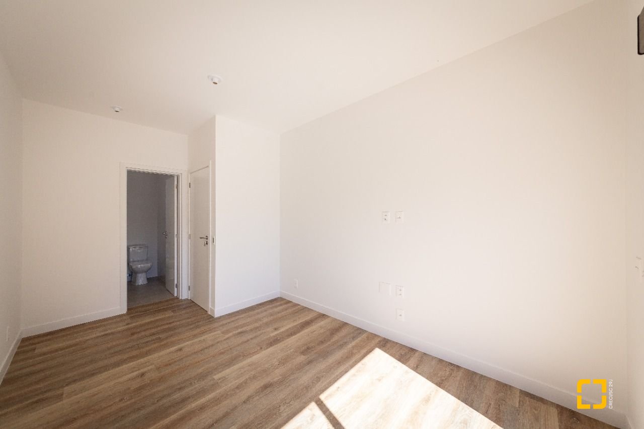 Apartamento com 99m², 4 quartos (sendo 2 suítes), 2 garagens, no bairro João Paulo em Florianópolis