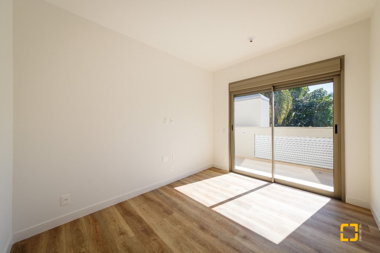 Apartamento com 99m², 4 quartos (sendo 2 suítes), 2 garagens, no bairro João Paulo em Florianópolis