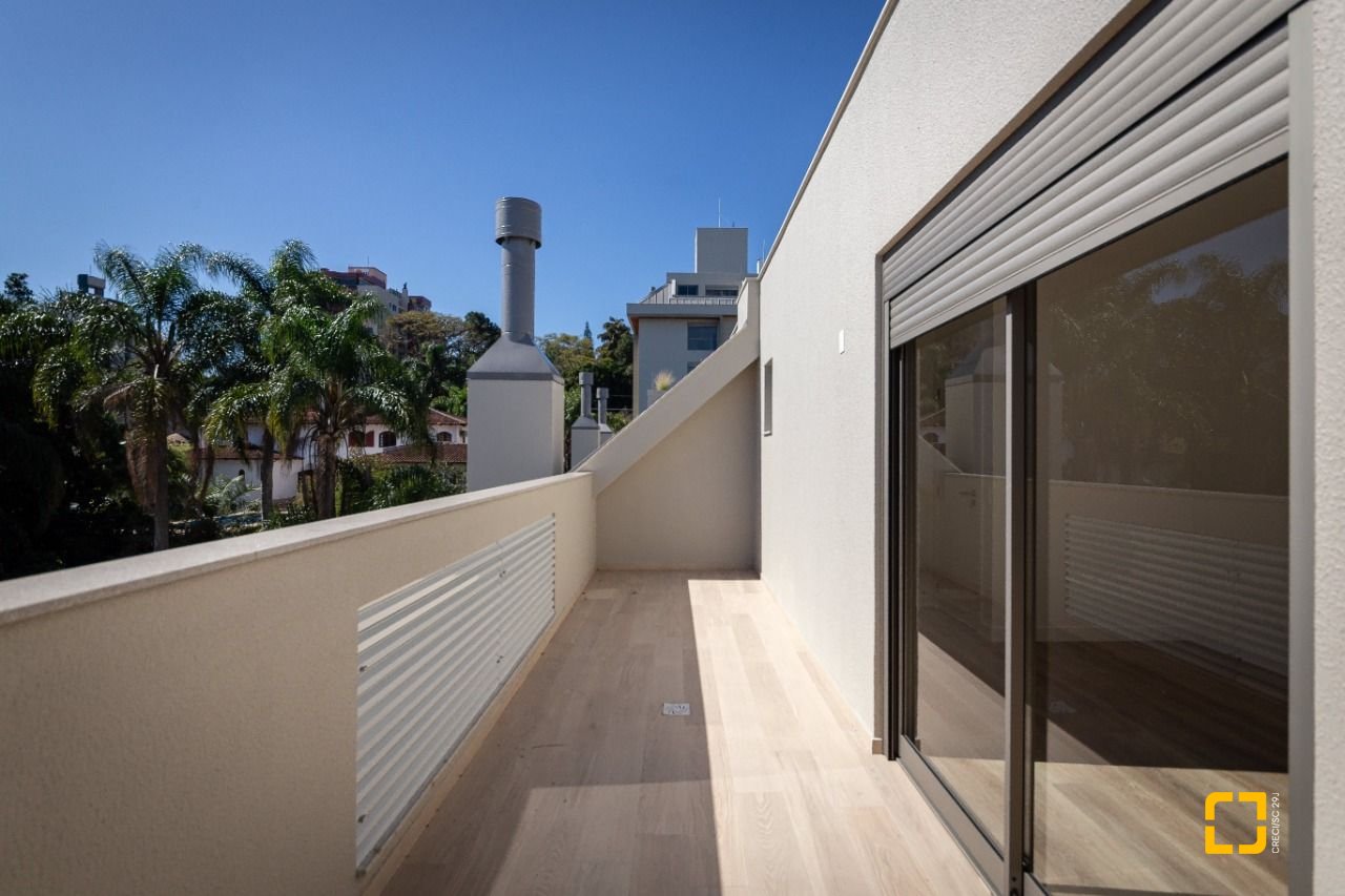 Apartamento com 99m², 4 quartos (sendo 2 suítes), 2 garagens, no bairro João Paulo em Florianópolis