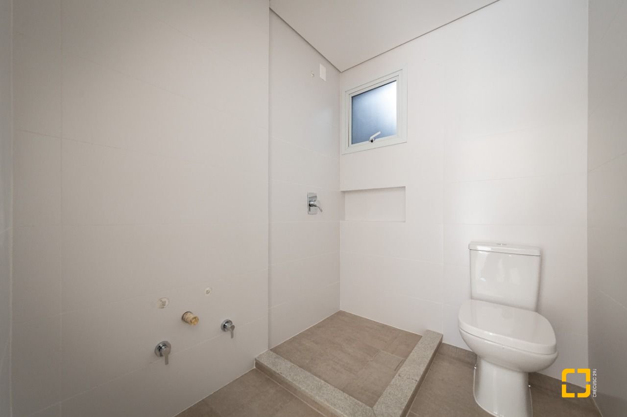 Apartamento com 99m², 4 quartos (sendo 2 suítes), 2 garagens, no bairro João Paulo em Florianópolis