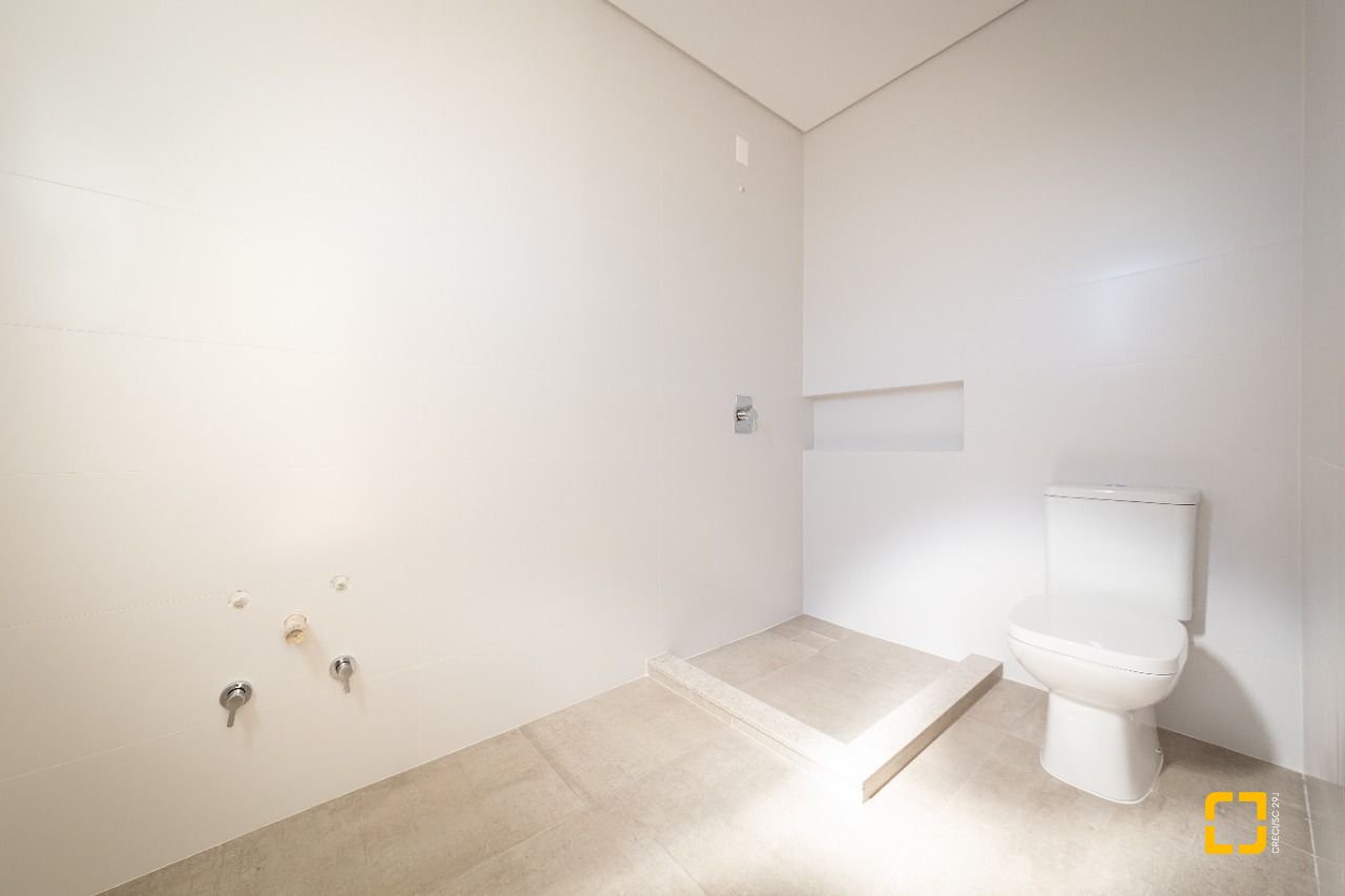 Apartamento com 99m², 4 quartos (sendo 2 suítes), 2 garagens, no bairro João Paulo em Florianópolis