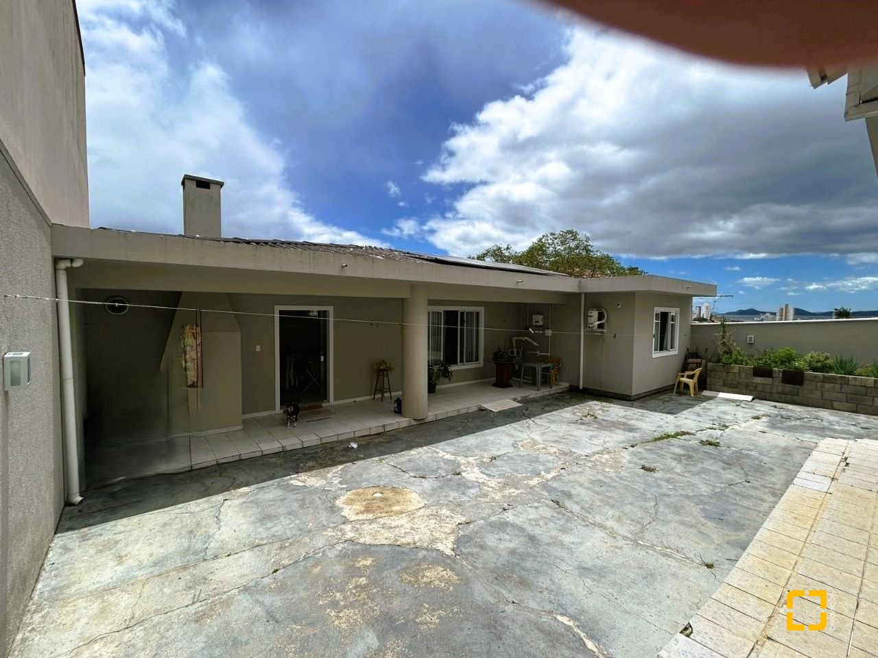 Casa com 276m², 4 quartos (sendo 1 suíte), 3 garagens, no bairro Jardim Cidade de Florianópolis em São José