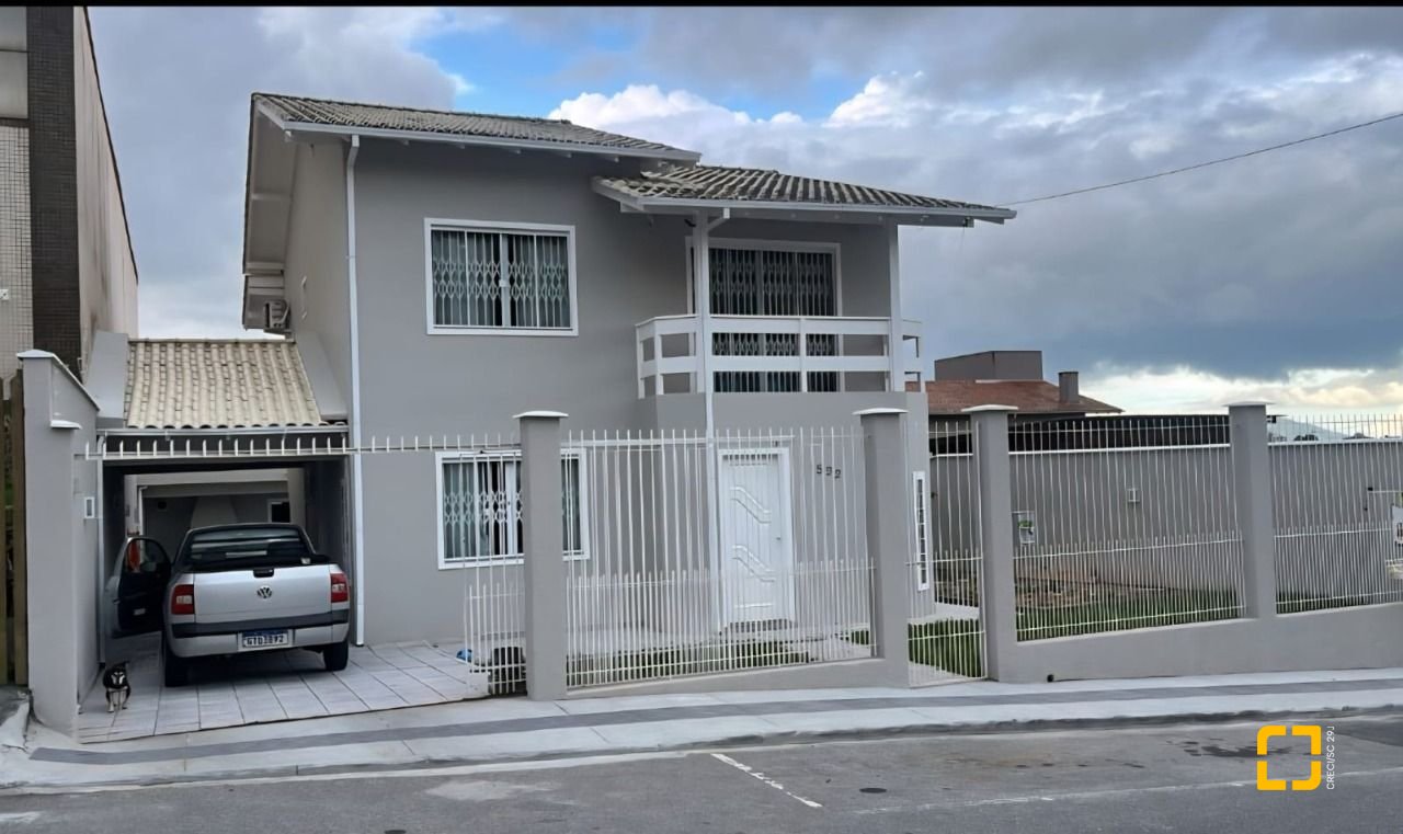 Casa com 276m², 4 quartos (sendo 1 suíte), 3 garagens, no bairro Jardim Cidade de Florianópolis em São José