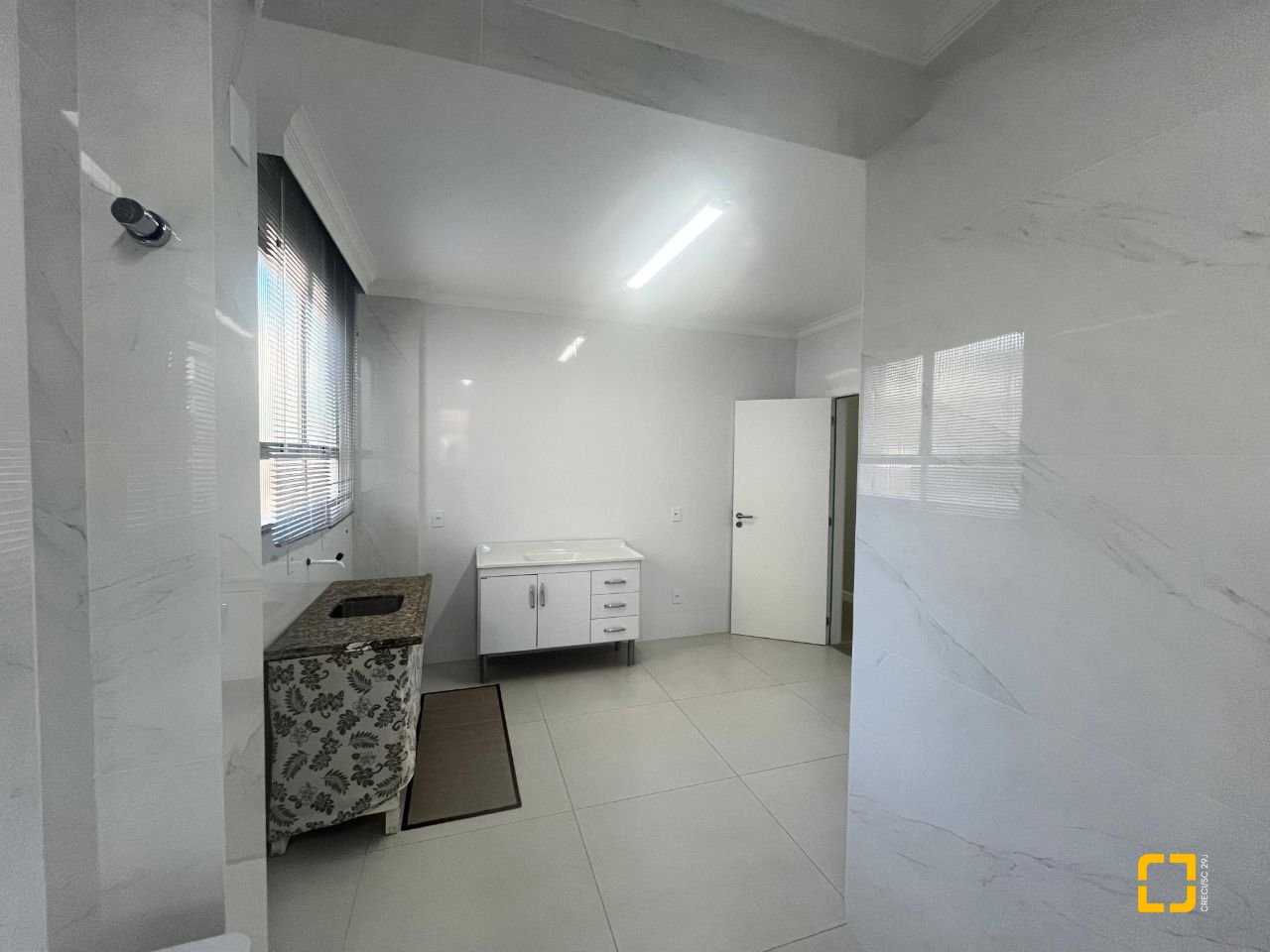 Apartamento com 150m², 4 quartos (sendo 1 suíte), 2 garagens, no bairro Centro em Florianópolis