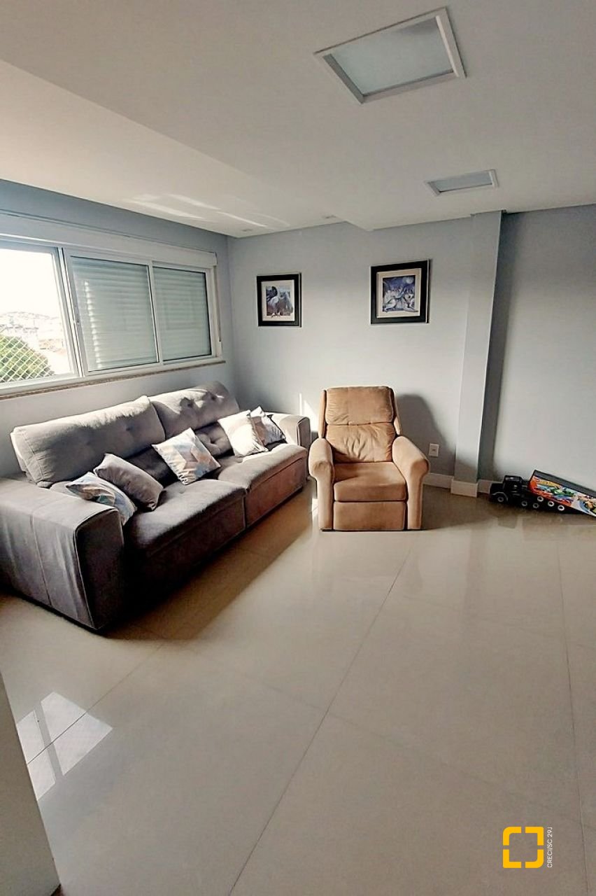 Apartamento com 166m², 5 quartos (sendo 1 suíte), 2 garagens, no bairro Capoeiras em Florianópolis