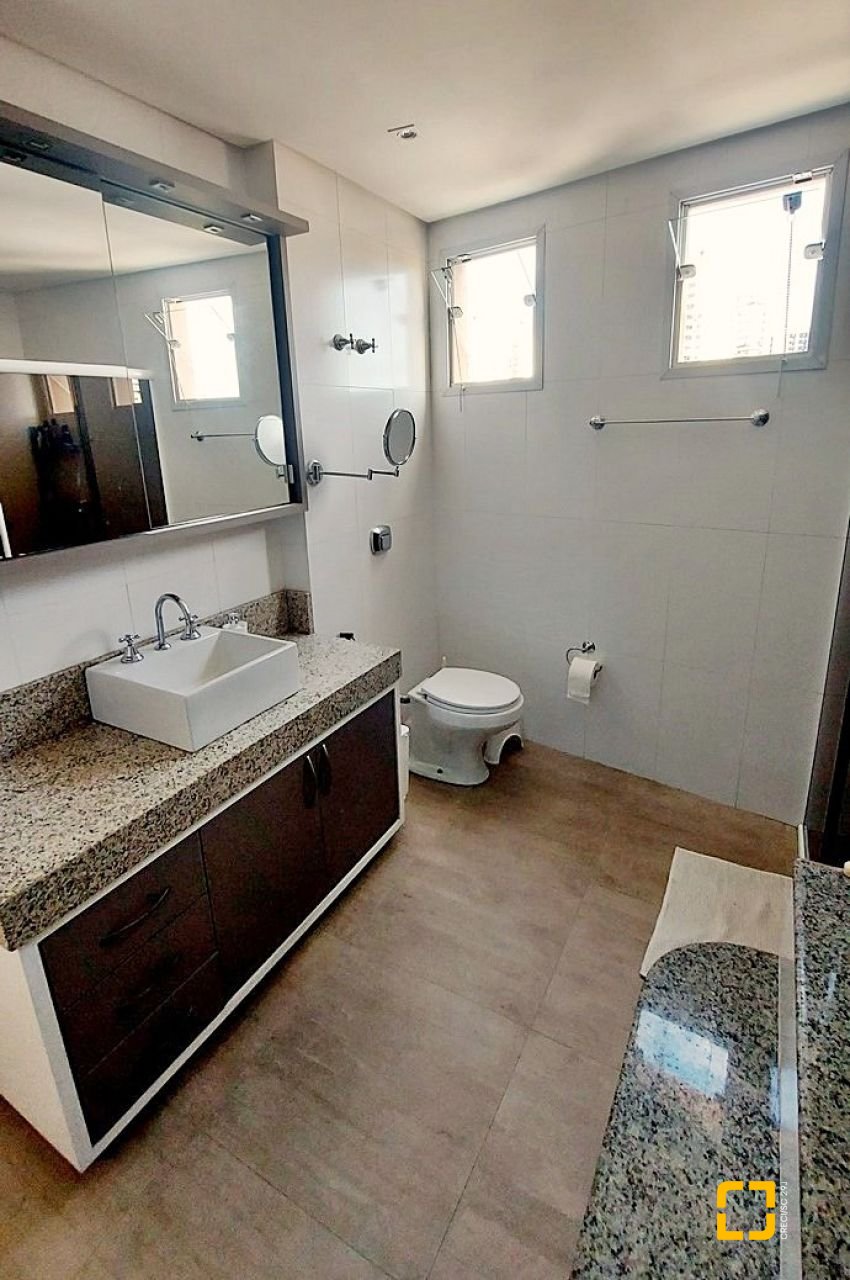 Apartamento com 166m², 5 quartos (sendo 1 suíte), 2 garagens, no bairro Capoeiras em Florianópolis