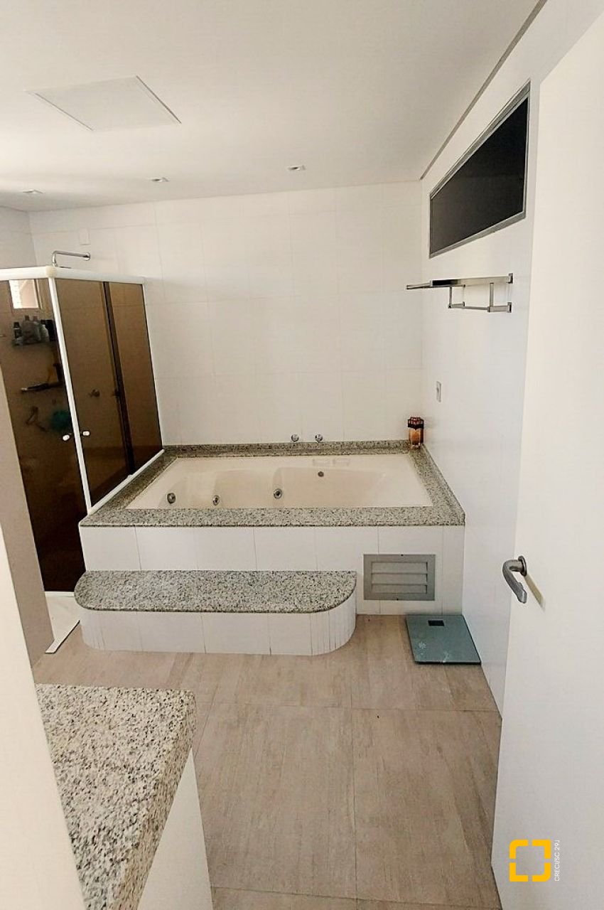 Apartamento com 166m², 5 quartos (sendo 1 suíte), 2 garagens, no bairro Capoeiras em Florianópolis