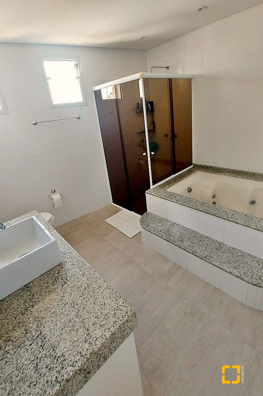 Apartamento com 166m², 5 quartos (sendo 1 suíte), 2 garagens, no bairro Capoeiras em Florianópolis