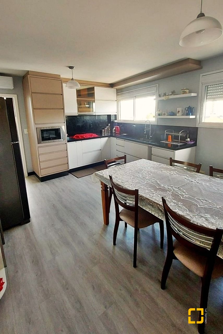 Apartamento com 166m², 5 quartos (sendo 1 suíte), 2 garagens, no bairro Capoeiras em Florianópolis