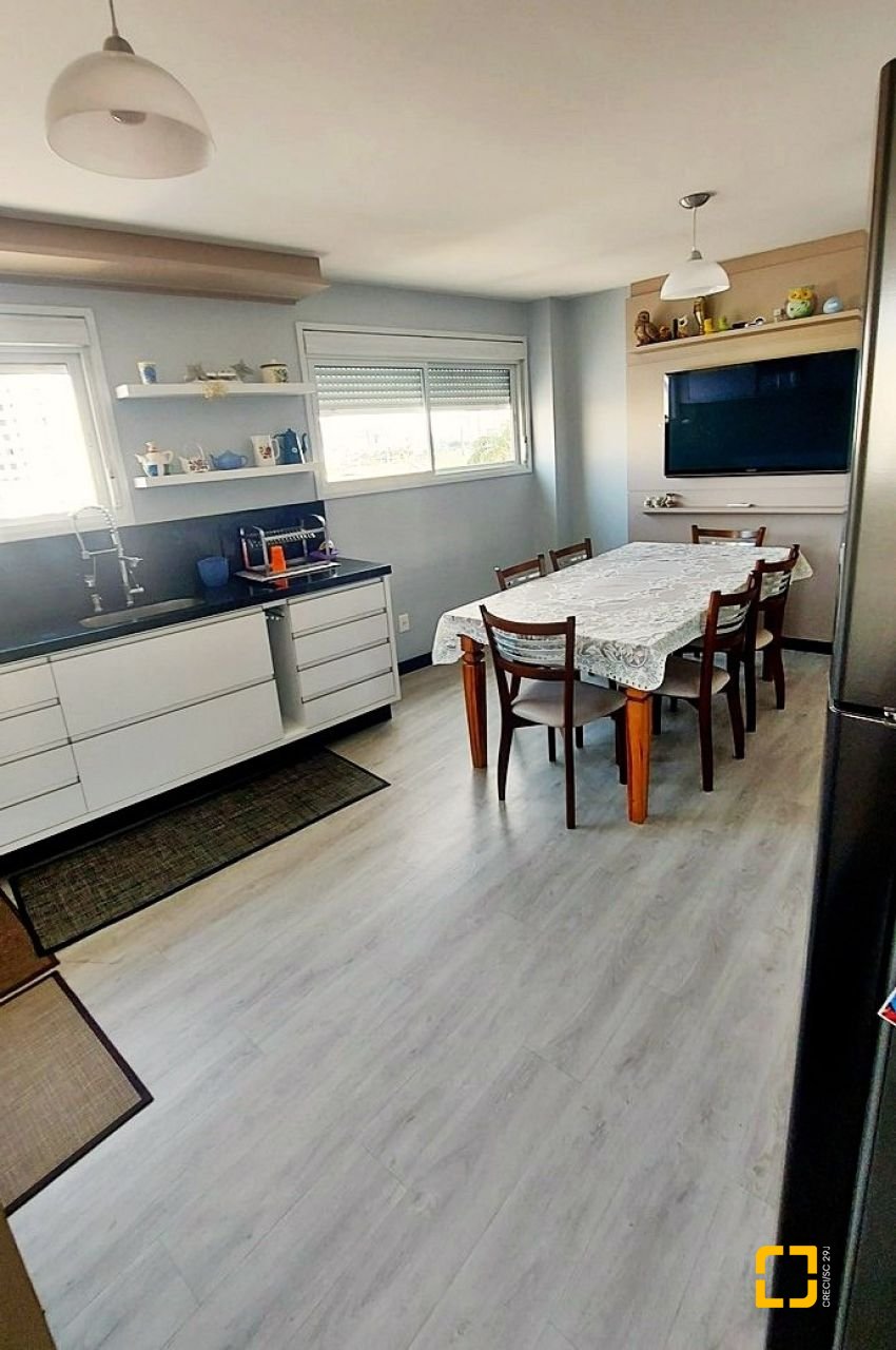 Apartamento com 166m², 5 quartos (sendo 1 suíte), 2 garagens, no bairro Capoeiras em Florianópolis