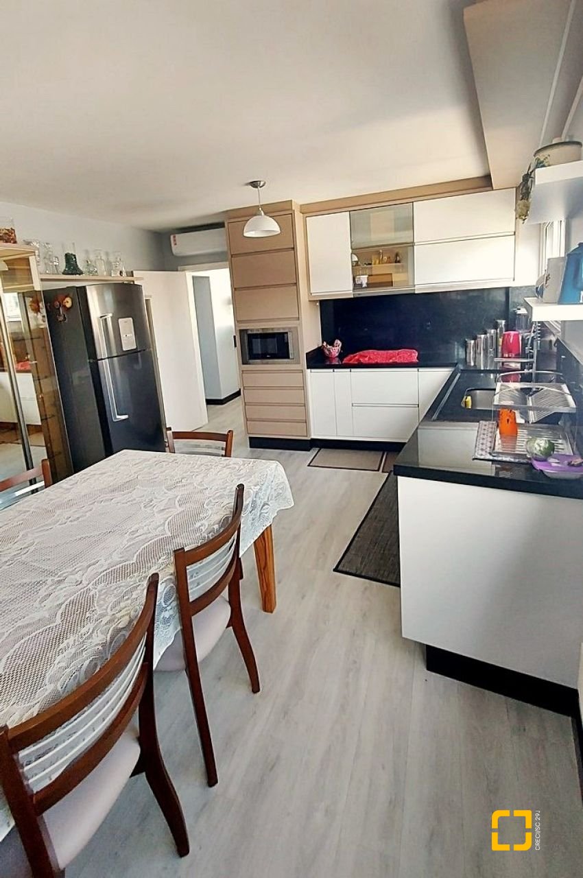 Apartamento com 166m², 5 quartos (sendo 1 suíte), 2 garagens, no bairro Capoeiras em Florianópolis