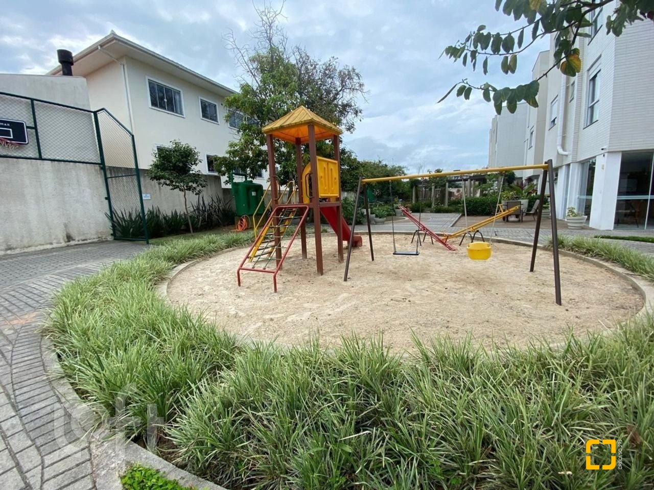 Apartamento com 82m², 4 quartos (sendo 1 suíte), 2 garagens, no bairro Campeche em Florianópolis