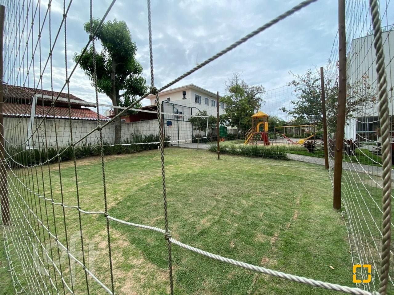 Apartamento com 82m², 4 quartos (sendo 1 suíte), 2 garagens, no bairro Campeche em Florianópolis