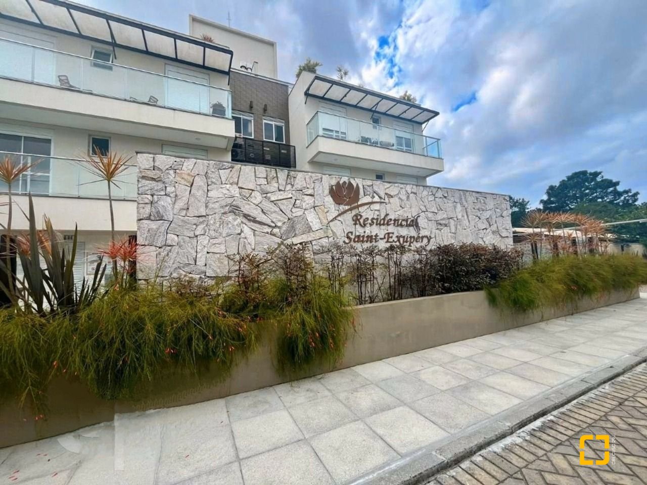 Apartamento com 82m², 4 quartos (sendo 1 suíte), 2 garagens, no bairro Campeche em Florianópolis