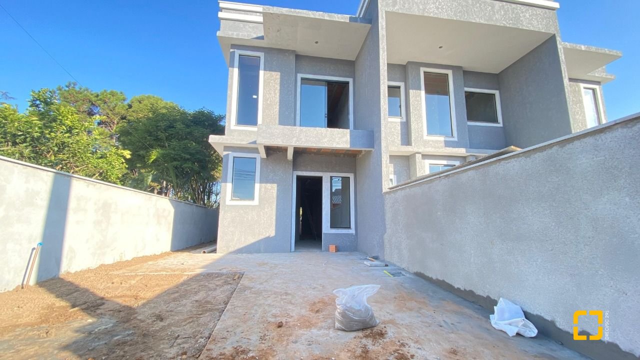 Casa com 107m², 5 quartos (sendo 2 suítes), 2 garagens, no bairro Ingleses em Florianópolis