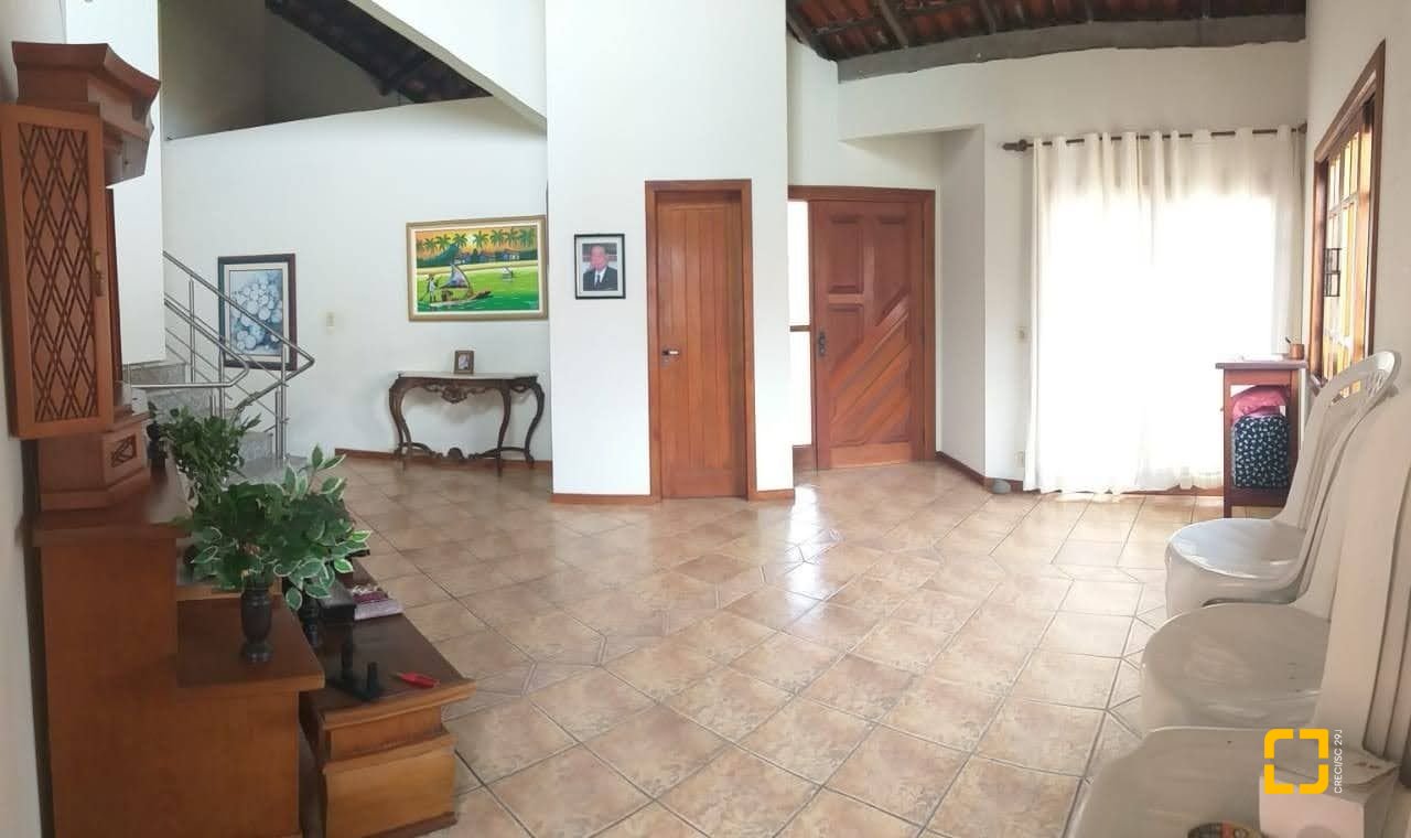 Casa com 304m², 5 quartos (sendo 2 suítes), 3 garagens, no bairro Jardim Atlântico em Florianópolis