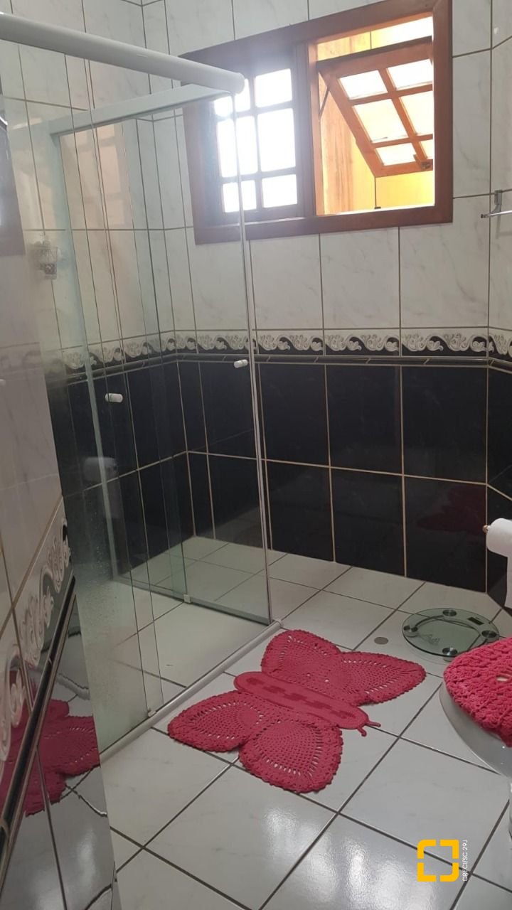 Casa com 304m², 5 quartos (sendo 2 suítes), 3 garagens, no bairro Jardim Atlântico em Florianópolis