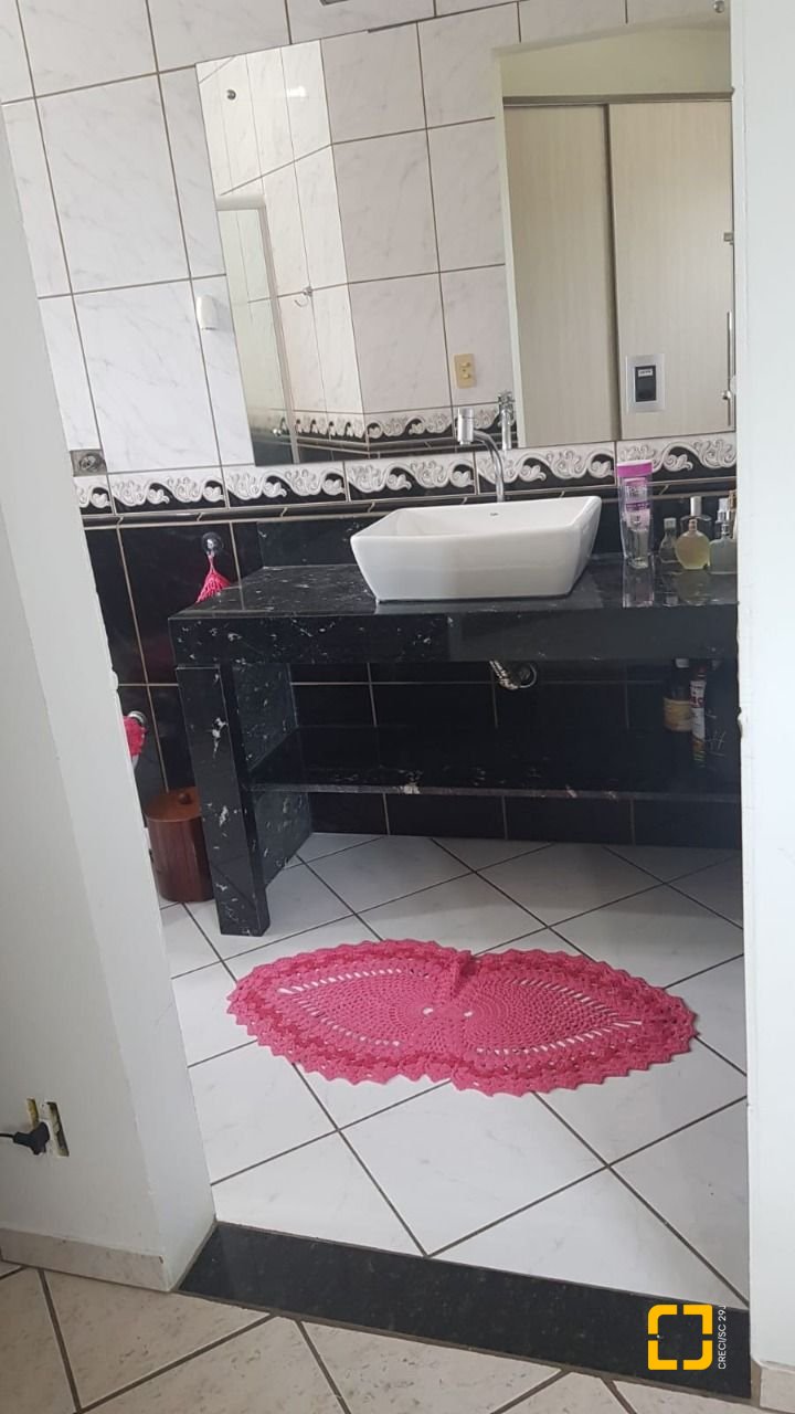 Casa com 304m², 5 quartos (sendo 2 suítes), 3 garagens, no bairro Jardim Atlântico em Florianópolis