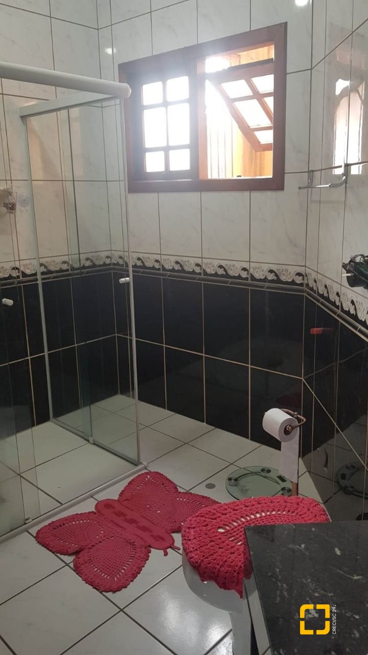 Casa com 304m², 5 quartos (sendo 2 suítes), 3 garagens, no bairro Jardim Atlântico em Florianópolis