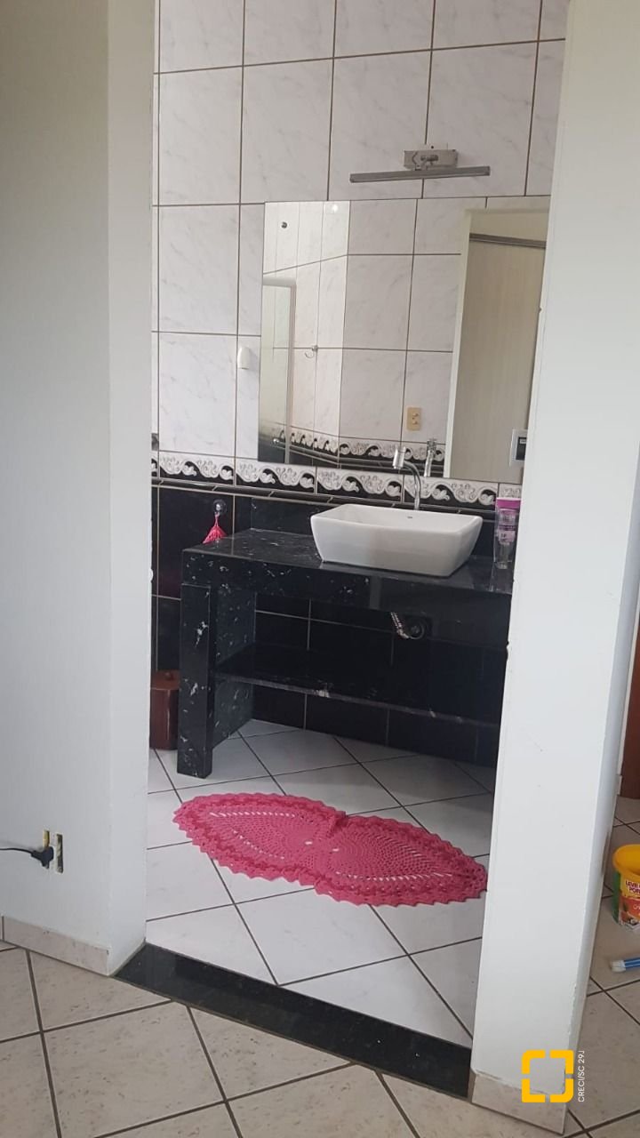 Casa com 304m², 5 quartos (sendo 2 suítes), 3 garagens, no bairro Jardim Atlântico em Florianópolis