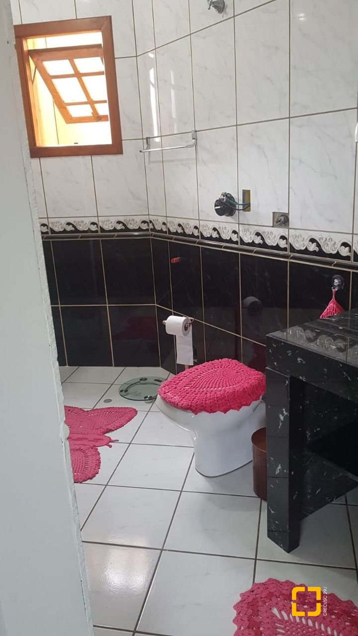 Casa com 304m², 5 quartos (sendo 2 suítes), 3 garagens, no bairro Jardim Atlântico em Florianópolis