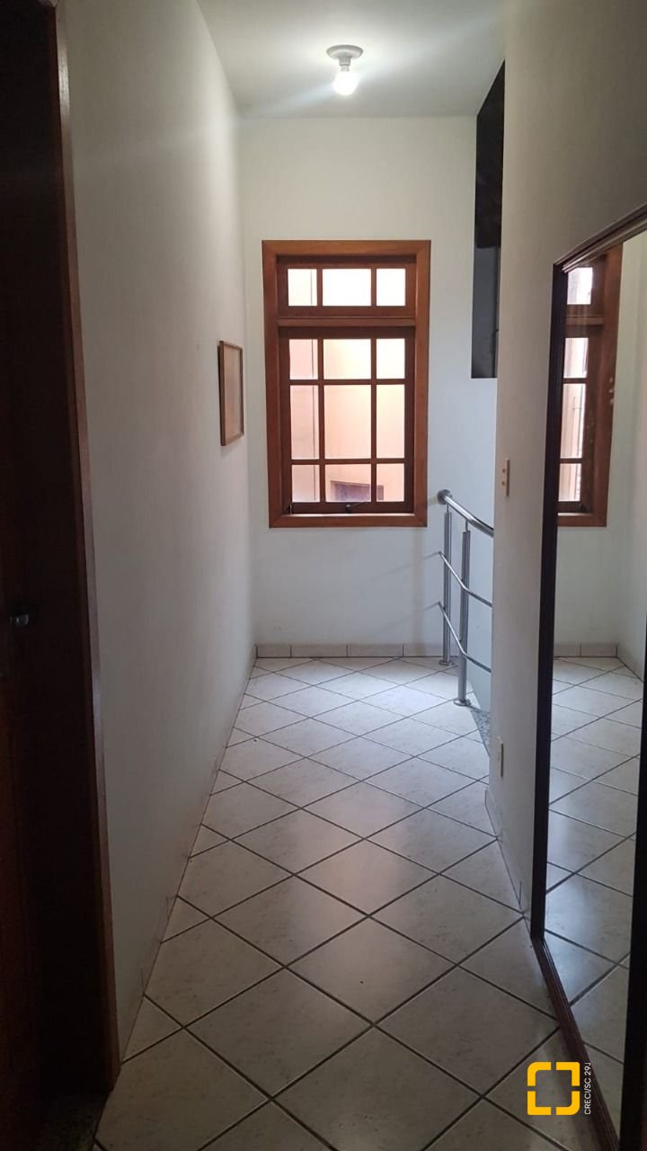Casa com 304m², 5 quartos (sendo 2 suítes), 3 garagens, no bairro Jardim Atlântico em Florianópolis