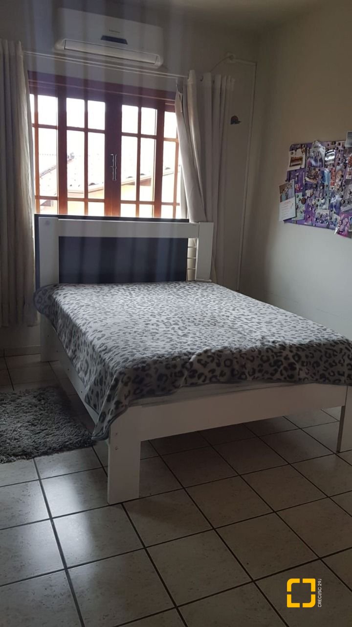 Casa com 304m², 5 quartos (sendo 2 suítes), 3 garagens, no bairro Jardim Atlântico em Florianópolis