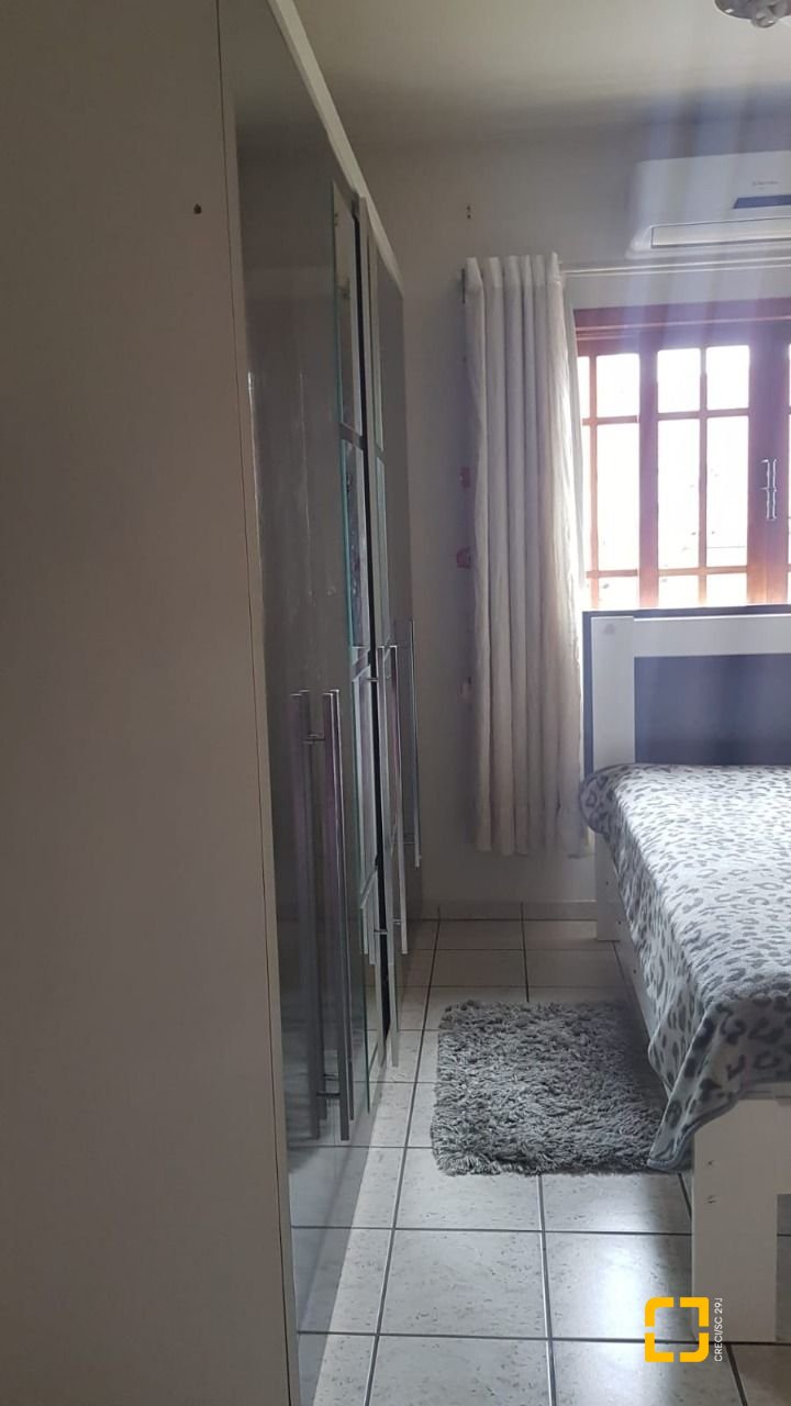 Casa com 304m², 5 quartos (sendo 2 suítes), 3 garagens, no bairro Jardim Atlântico em Florianópolis