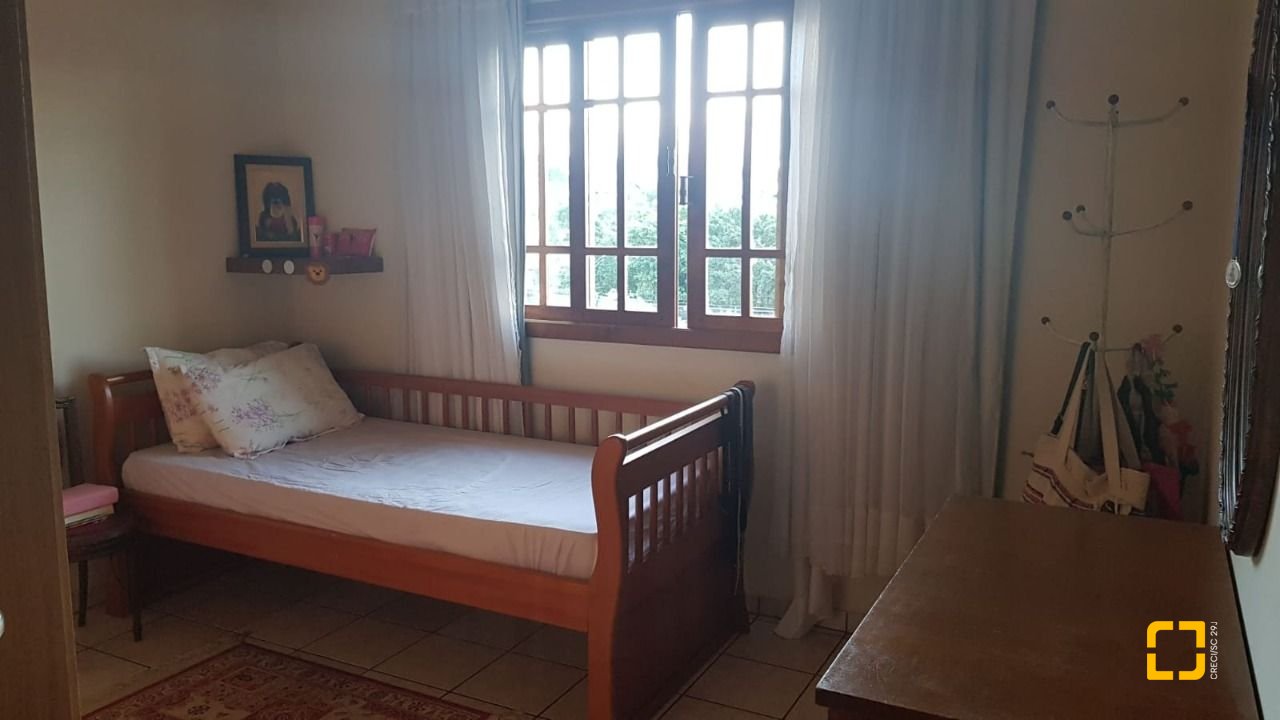 Casa com 304m², 5 quartos (sendo 2 suítes), 3 garagens, no bairro Jardim Atlântico em Florianópolis