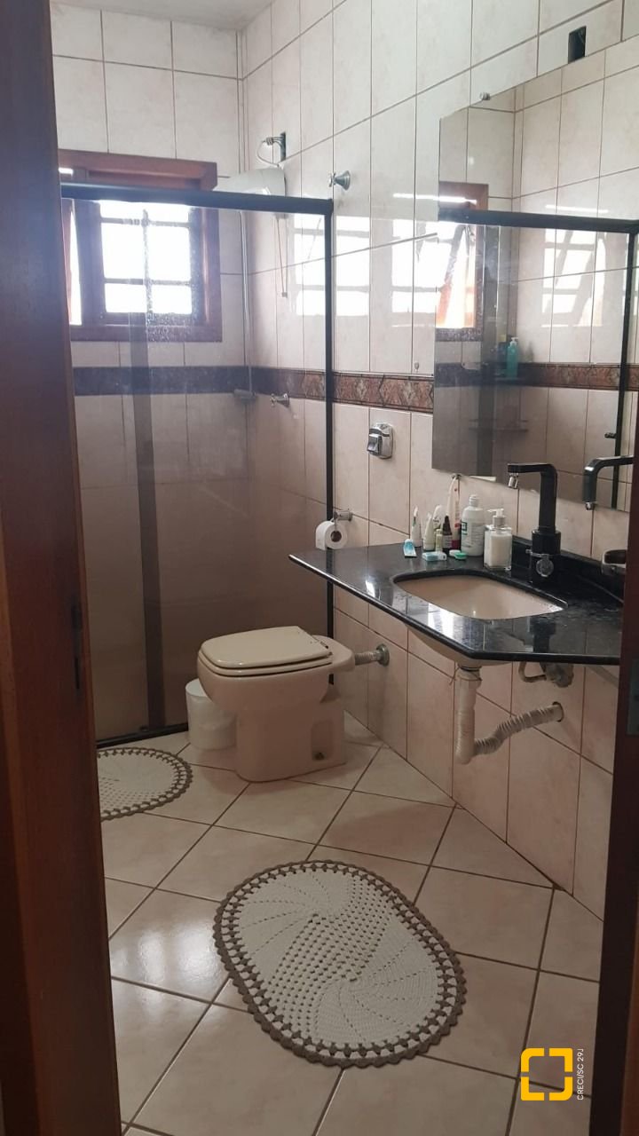 Casa com 304m², 5 quartos (sendo 2 suítes), 3 garagens, no bairro Jardim Atlântico em Florianópolis