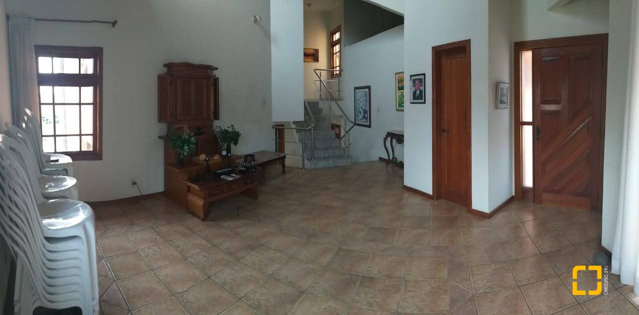Casa com 304m², 5 quartos (sendo 2 suítes), 3 garagens, no bairro Jardim Atlântico em Florianópolis