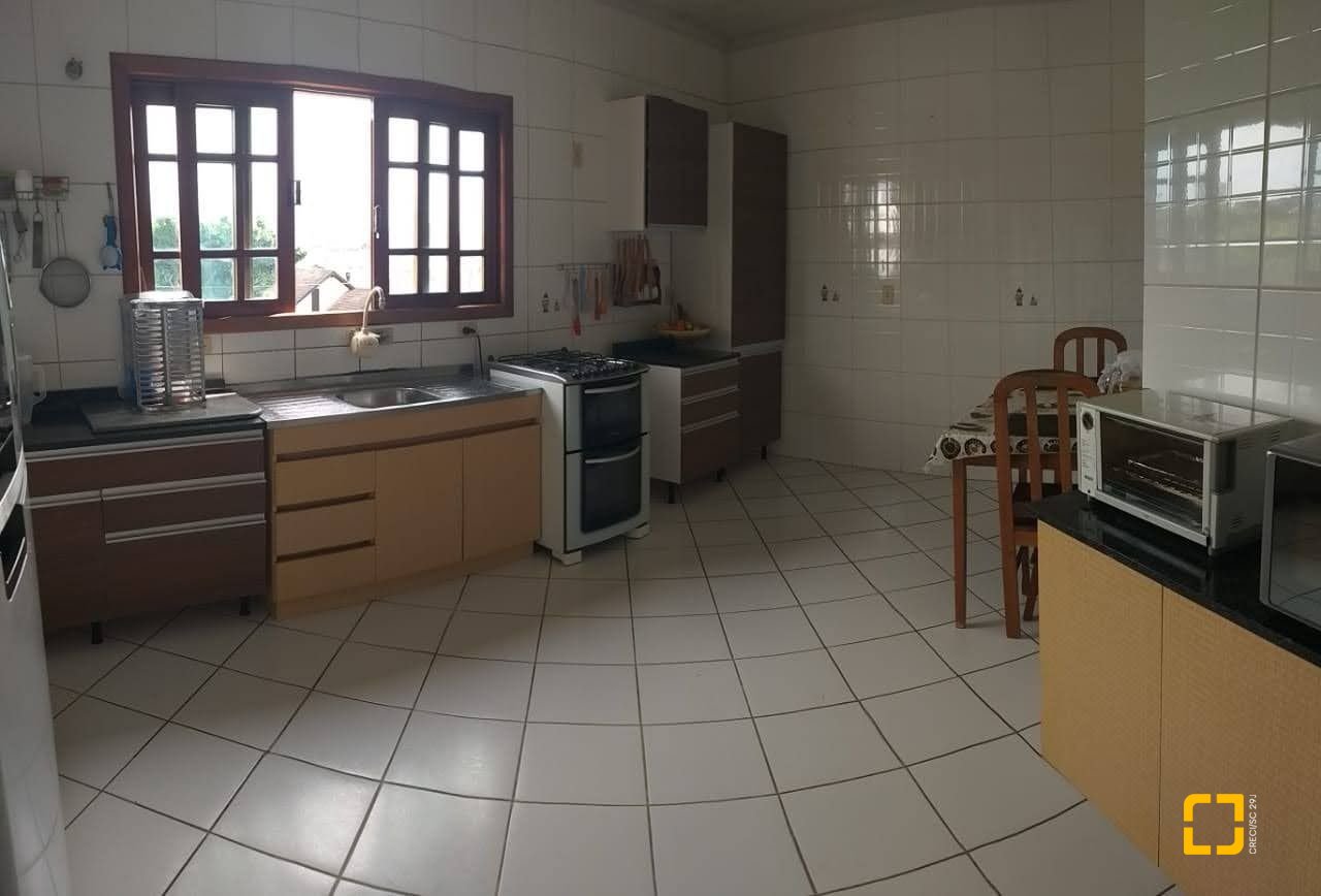 Casa com 304m², 5 quartos (sendo 2 suítes), 3 garagens, no bairro Jardim Atlântico em Florianópolis
