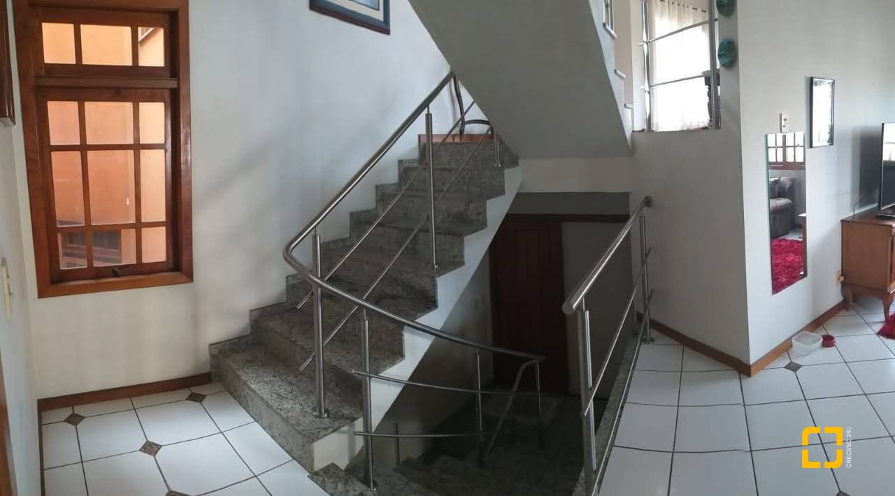 Casa com 304m², 5 quartos (sendo 2 suítes), 3 garagens, no bairro Jardim Atlântico em Florianópolis