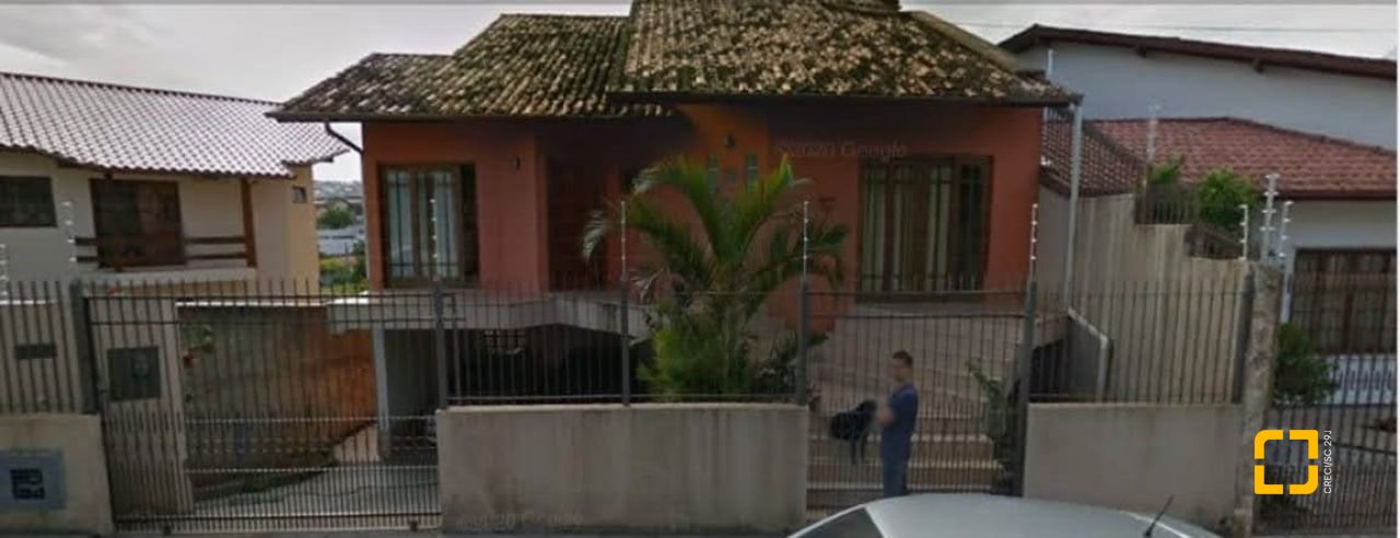 Casa com 304m², 5 quartos (sendo 2 suítes), 3 garagens, no bairro Jardim Atlântico em Florianópolis
