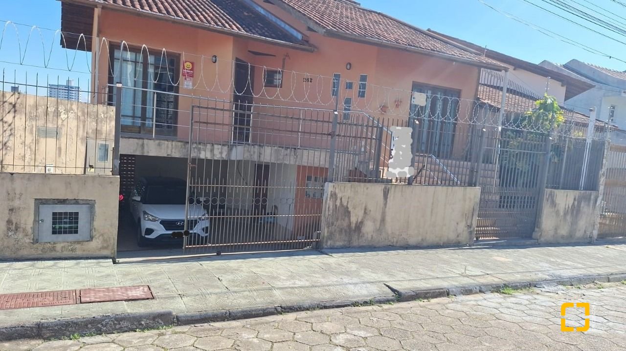 Casa com 304m², 5 quartos (sendo 2 suítes), 3 garagens, no bairro Jardim Atlântico em Florianópolis