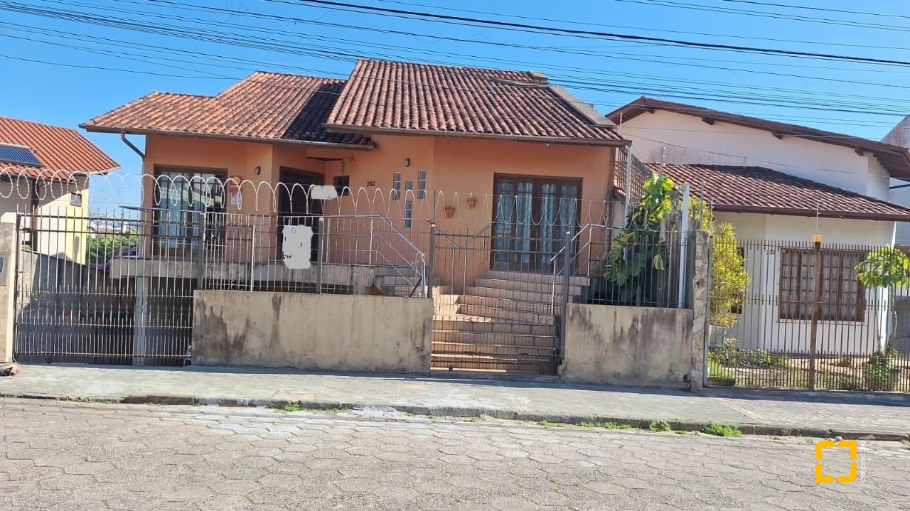 Casa com 304m², 5 quartos (sendo 2 suítes), 3 garagens, no bairro Jardim Atlântico em Florianópolis