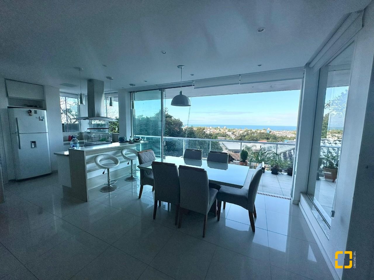 Casa com 350m², 6 quartos (sendo 3 suítes), 4 garagens, no bairro Morro das Pedras em Florianópolis
