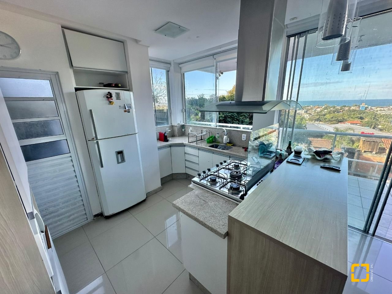 Casa com 350m², 6 quartos (sendo 3 suítes), 4 garagens, no bairro Morro das Pedras em Florianópolis