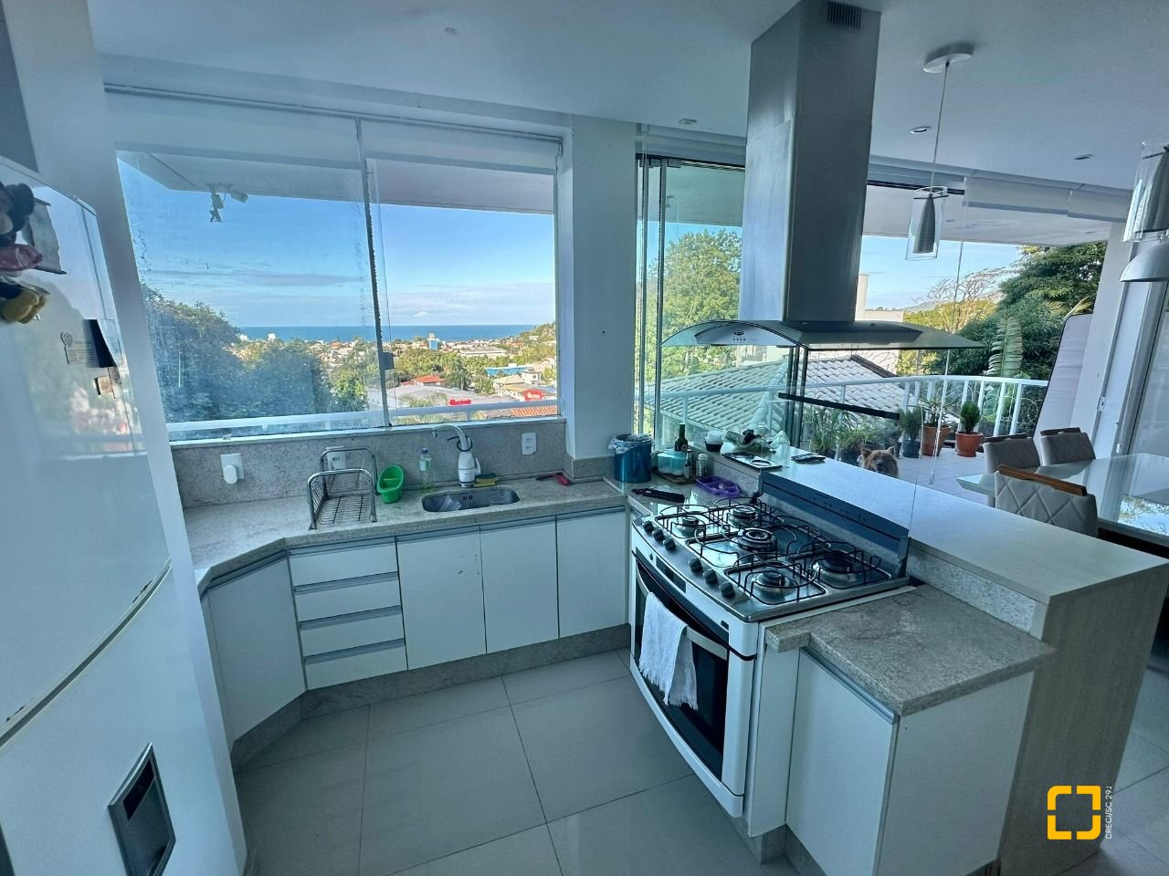 Casa com 350m², 6 quartos (sendo 3 suítes), 4 garagens, no bairro Morro das Pedras em Florianópolis