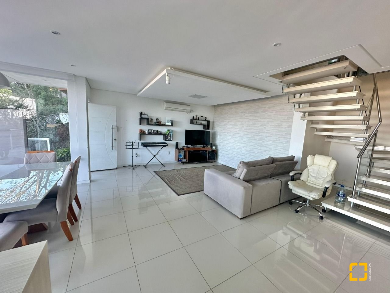 Casa com 350m², 6 quartos (sendo 3 suítes), 4 garagens, no bairro Morro das Pedras em Florianópolis