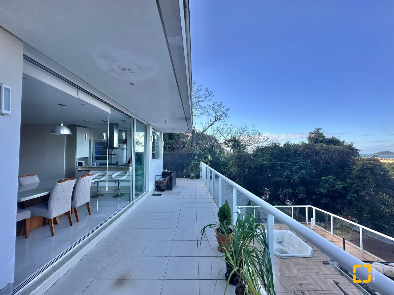 Casa com 350m², 6 quartos (sendo 3 suítes), 4 garagens, no bairro Morro das Pedras em Florianópolis
