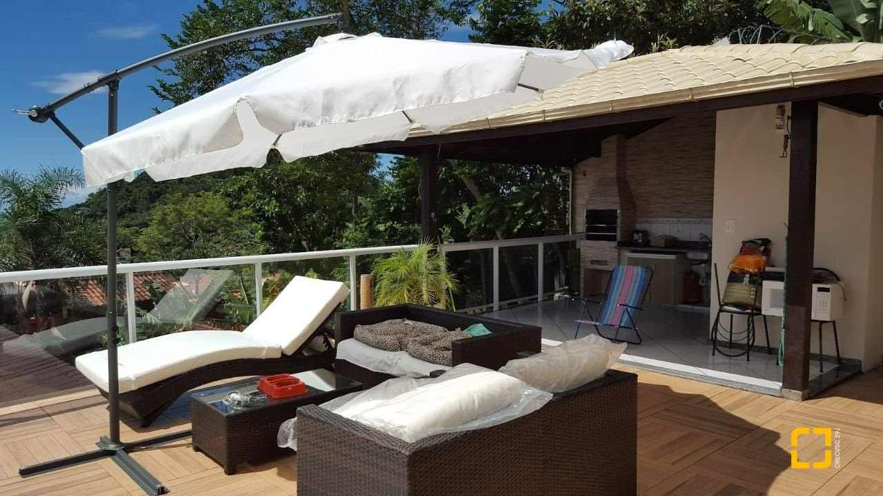 Casa com 350m², 6 quartos (sendo 3 suítes), 4 garagens, no bairro Morro das Pedras em Florianópolis