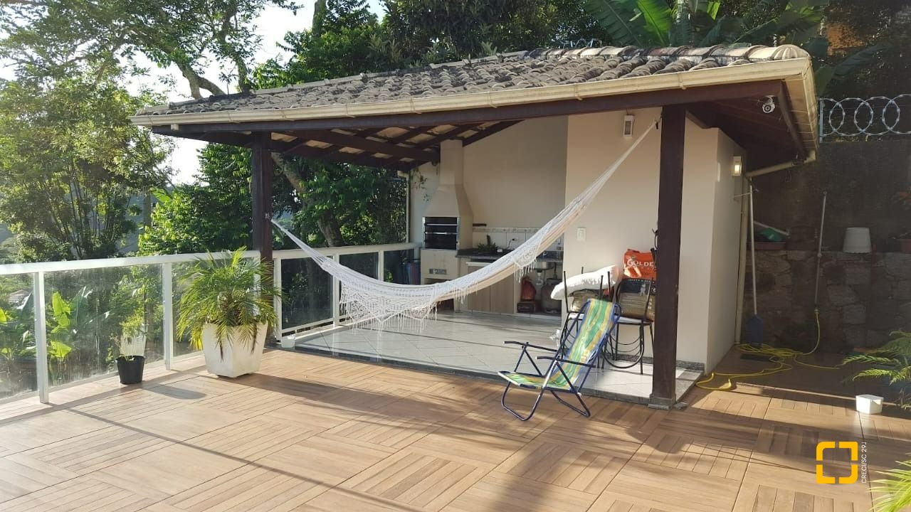 Casa com 350m², 6 quartos (sendo 3 suítes), 4 garagens, no bairro Morro das Pedras em Florianópolis