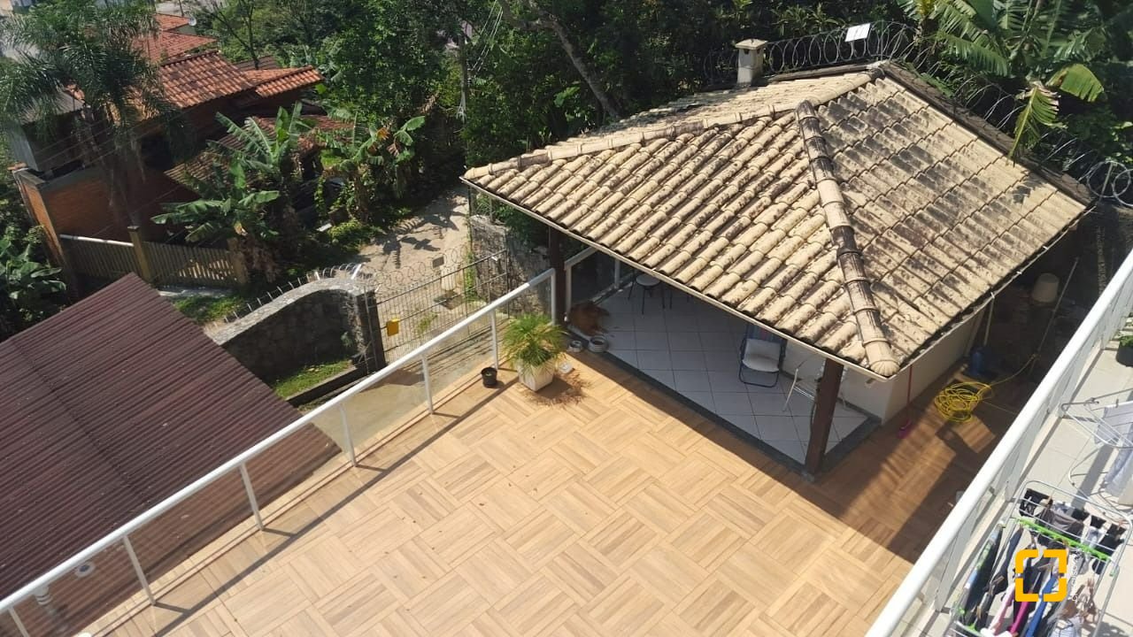 Casa com 350m², 6 quartos (sendo 3 suítes), 4 garagens, no bairro Morro das Pedras em Florianópolis