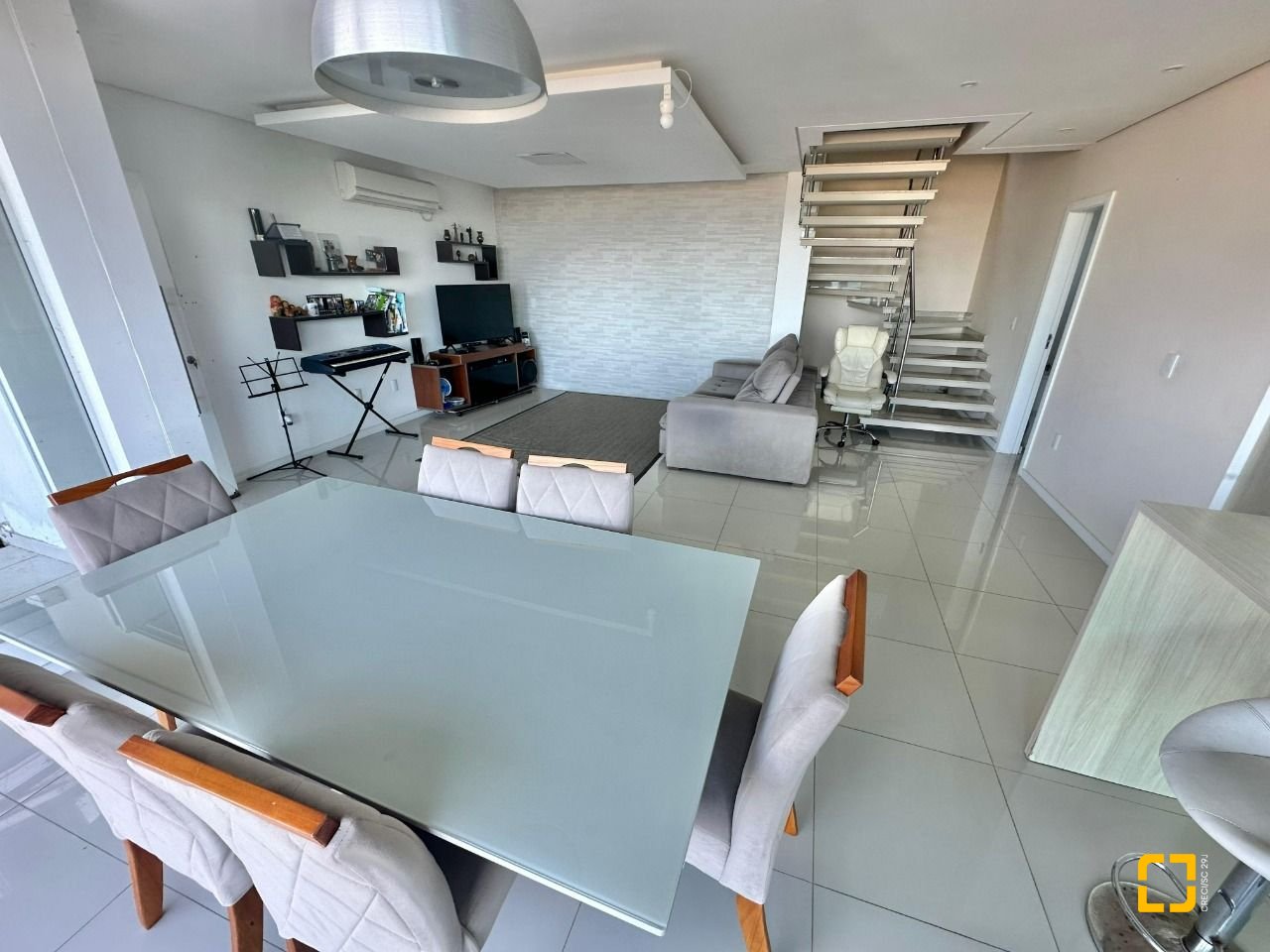 Casa com 350m², 6 quartos (sendo 3 suítes), 4 garagens, no bairro Morro das Pedras em Florianópolis